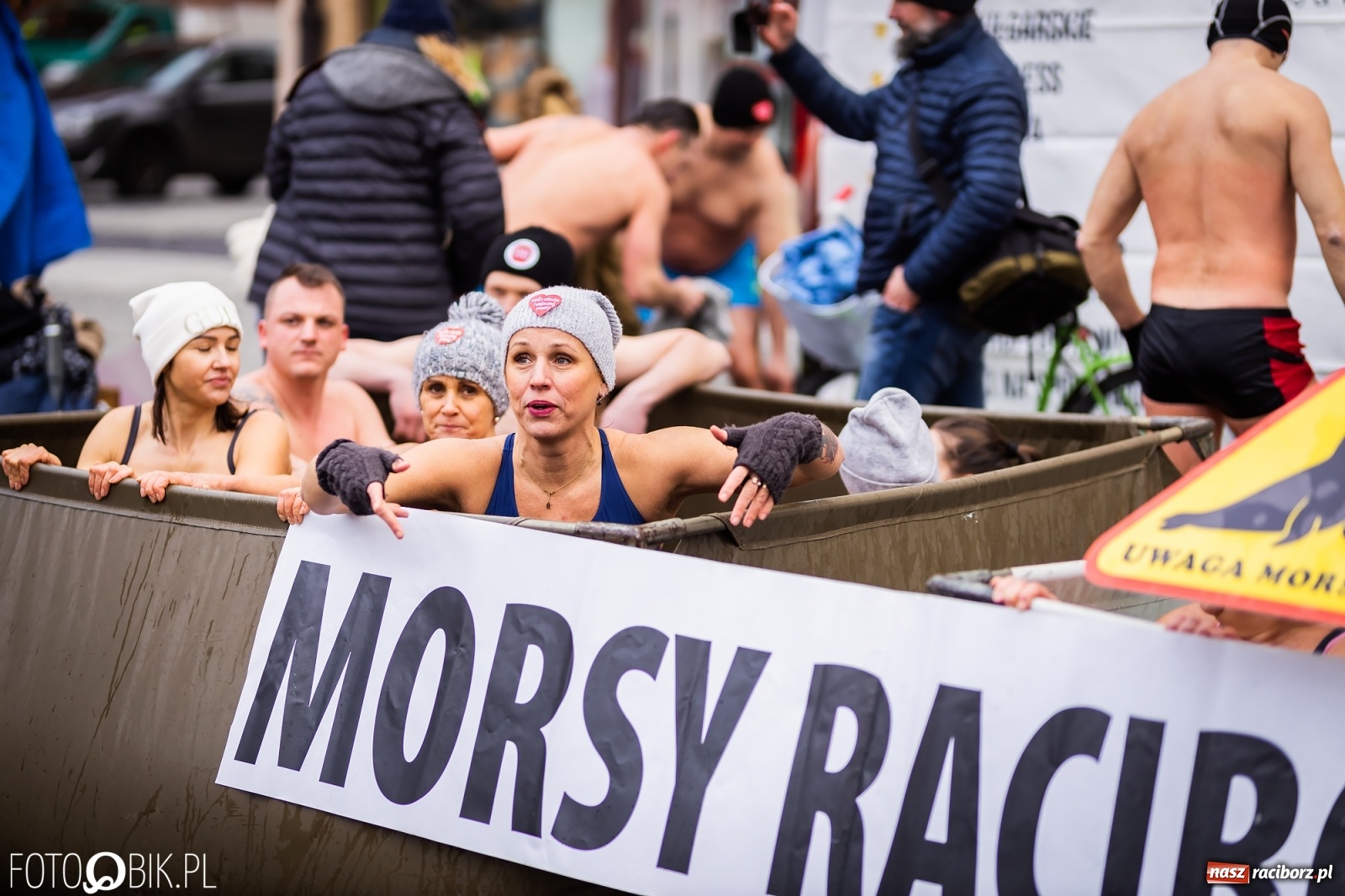 Zdjęcie w galerii na portalu naszraciborz.pl: Morsy, wojowie, strażacy, strzelcy i ciocia Klocia – 30. finał WOŚP na raciborskim Rynku wiadomości z regionu