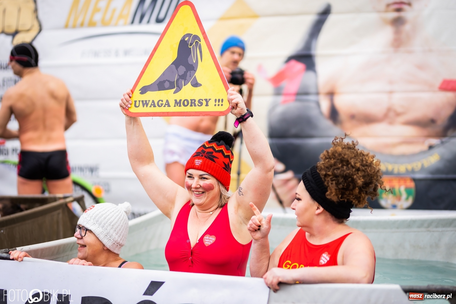 Zdjęcie w galerii na portalu naszraciborz.pl: Morsy, wojowie, strażacy, strzelcy i ciocia Klocia – 30. finał WOŚP na raciborskim Rynku wiadomości z regionu