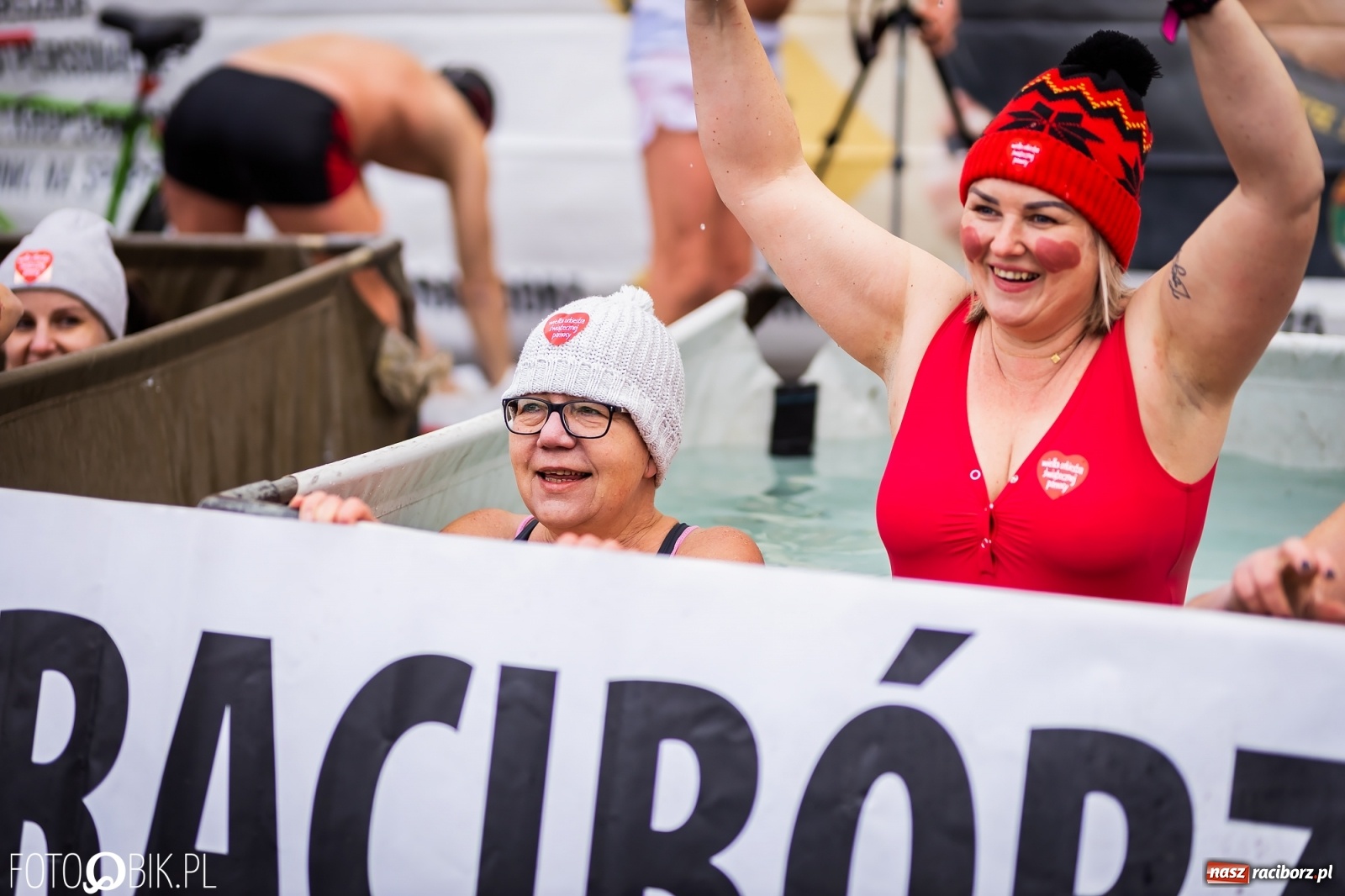 Zdjęcie w galerii na portalu naszraciborz.pl: Morsy, wojowie, strażacy, strzelcy i ciocia Klocia – 30. finał WOŚP na raciborskim Rynku wiadomości z regionu