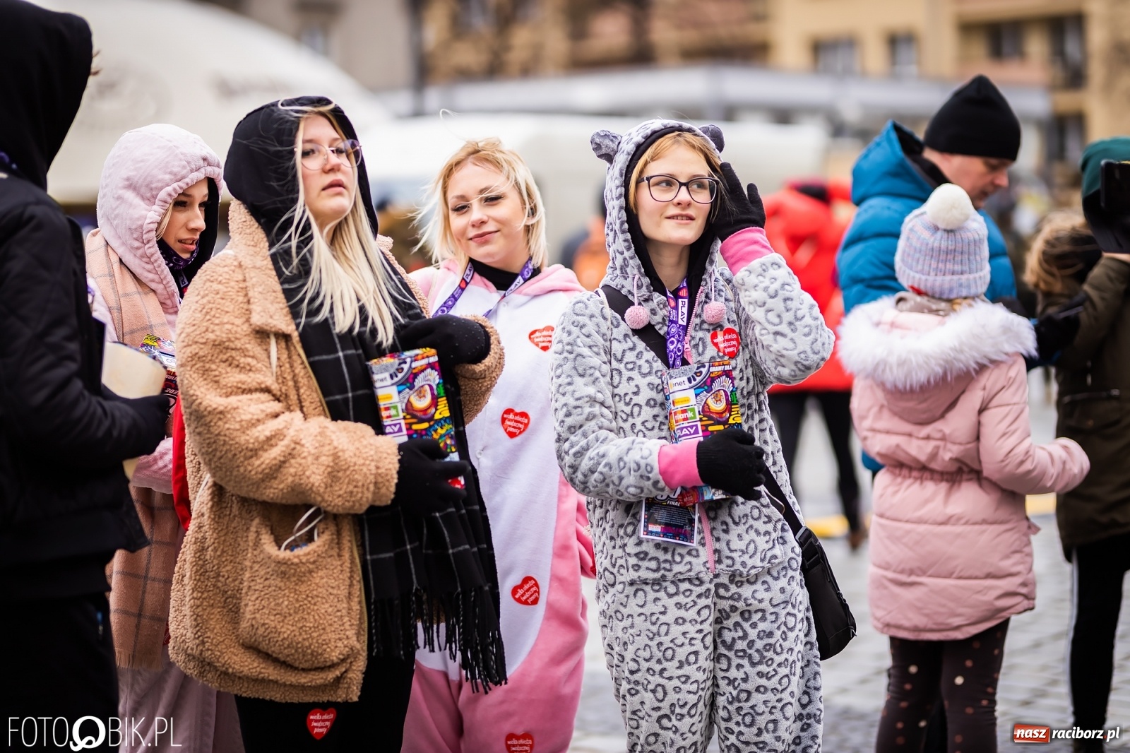 Zdjęcie w galerii na portalu naszraciborz.pl: Morsy, wojowie, strażacy, strzelcy i ciocia Klocia – 30. finał WOŚP na raciborskim Rynku wiadomości z regionu