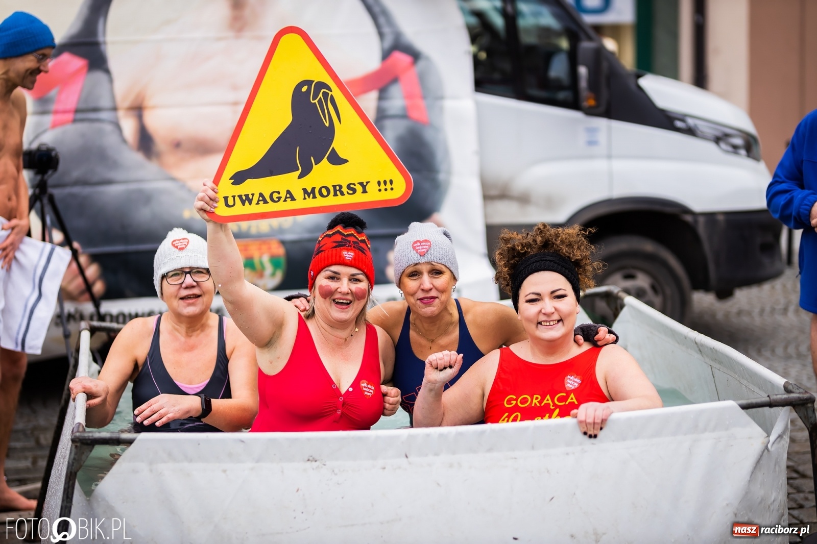 Zdjęcie w galerii na portalu naszraciborz.pl: Morsy, wojowie, strażacy, strzelcy i ciocia Klocia – 30. finał WOŚP na raciborskim Rynku wiadomości z regionu