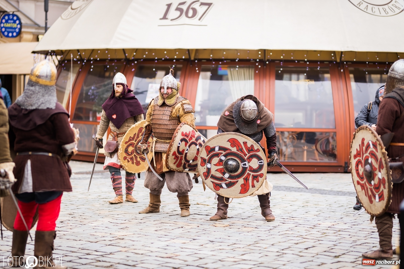 Zdjęcie w galerii na portalu naszraciborz.pl: Morsy, wojowie, strażacy, strzelcy i ciocia Klocia – 30. finał WOŚP na raciborskim Rynku wiadomości z regionu