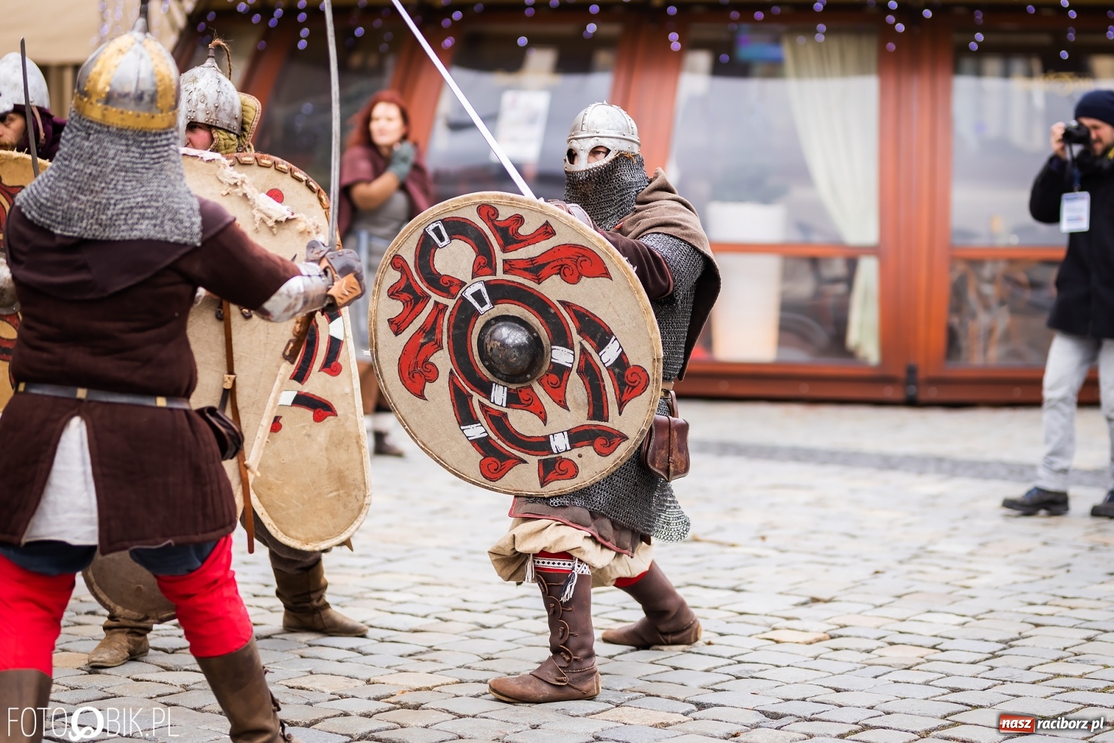 Zdjęcie w galerii na portalu naszraciborz.pl: Morsy, wojowie, strażacy, strzelcy i ciocia Klocia – 30. finał WOŚP na raciborskim Rynku wiadomości z regionu