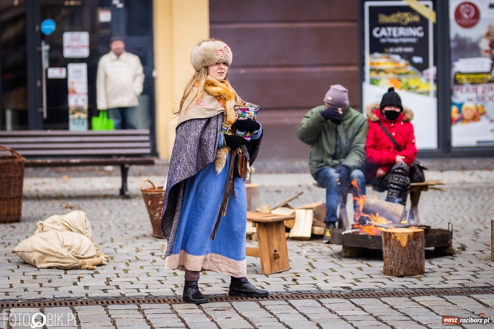 Zdjęcie w galerii na portalu naszraciborz.pl: Morsy, wojowie, strażacy, strzelcy i ciocia Klocia – 30. finał WOŚP na raciborskim Rynku wiadomości z regionu