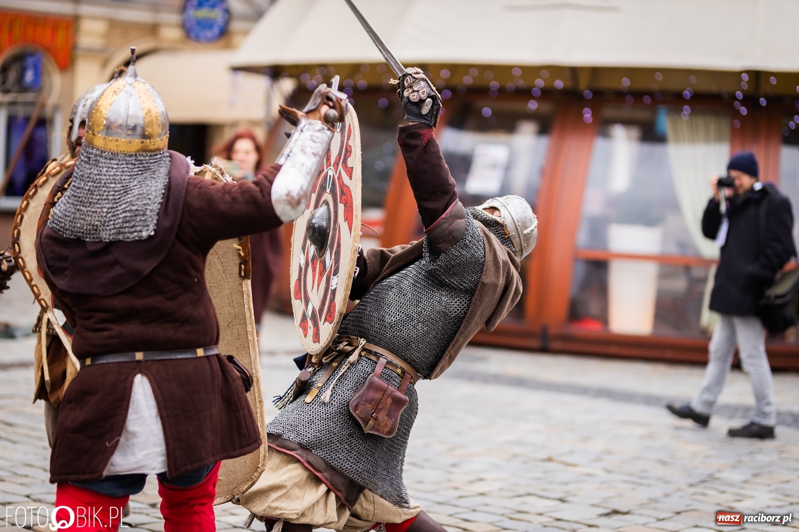 Zdjęcie w galerii na portalu naszraciborz.pl: Morsy, wojowie, strażacy, strzelcy i ciocia Klocia – 30. finał WOŚP na raciborskim Rynku wiadomości z regionu