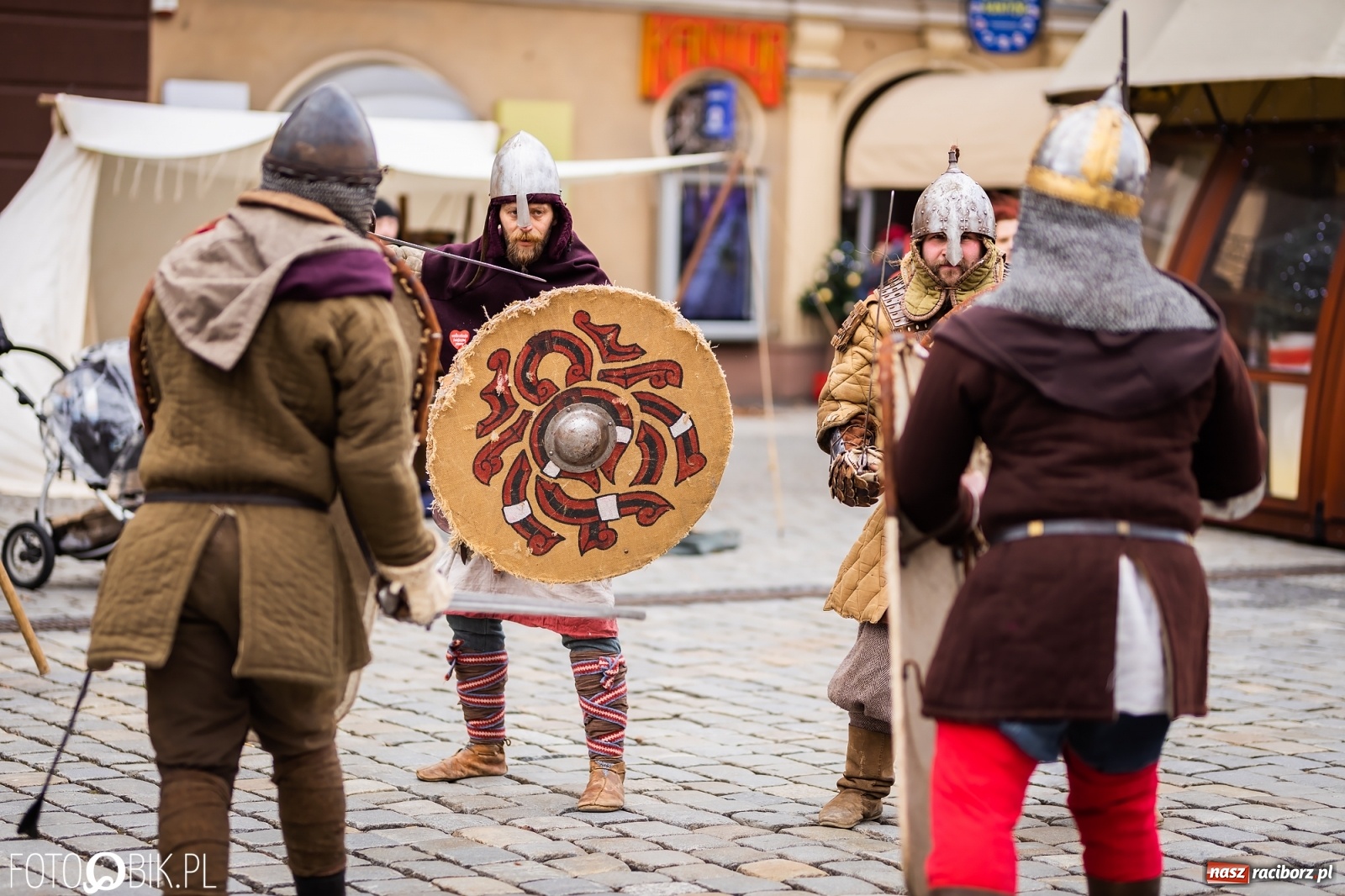 Zdjęcie w galerii na portalu naszraciborz.pl: Morsy, wojowie, strażacy, strzelcy i ciocia Klocia – 30. finał WOŚP na raciborskim Rynku wiadomości z regionu
