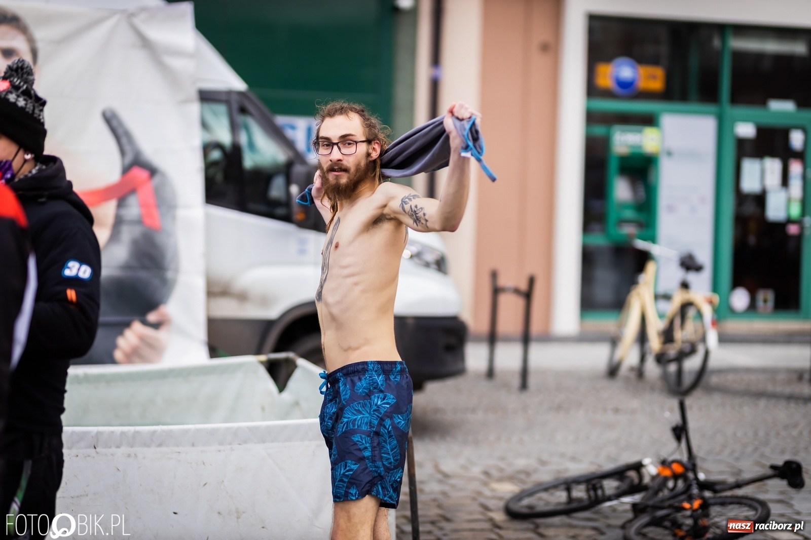 Zdjęcie w galerii na portalu naszraciborz.pl: Morsy, wojowie, strażacy, strzelcy i ciocia Klocia – 30. finał WOŚP na raciborskim Rynku wiadomości z regionu