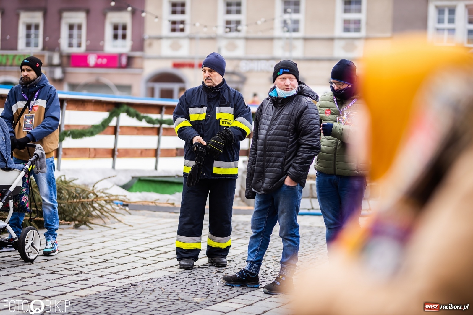 Zdjęcie w galerii na portalu naszraciborz.pl: Morsy, wojowie, strażacy, strzelcy i ciocia Klocia – 30. finał WOŚP na raciborskim Rynku wiadomości z regionu