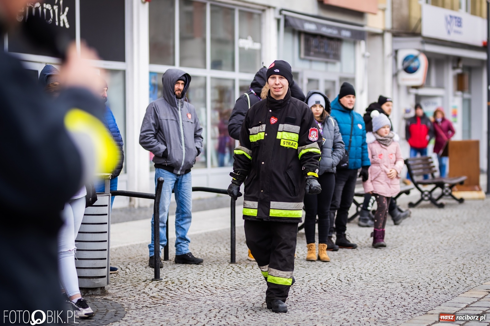 Zdjęcie w galerii na portalu naszraciborz.pl: Morsy, wojowie, strażacy, strzelcy i ciocia Klocia – 30. finał WOŚP na raciborskim Rynku wiadomości z regionu