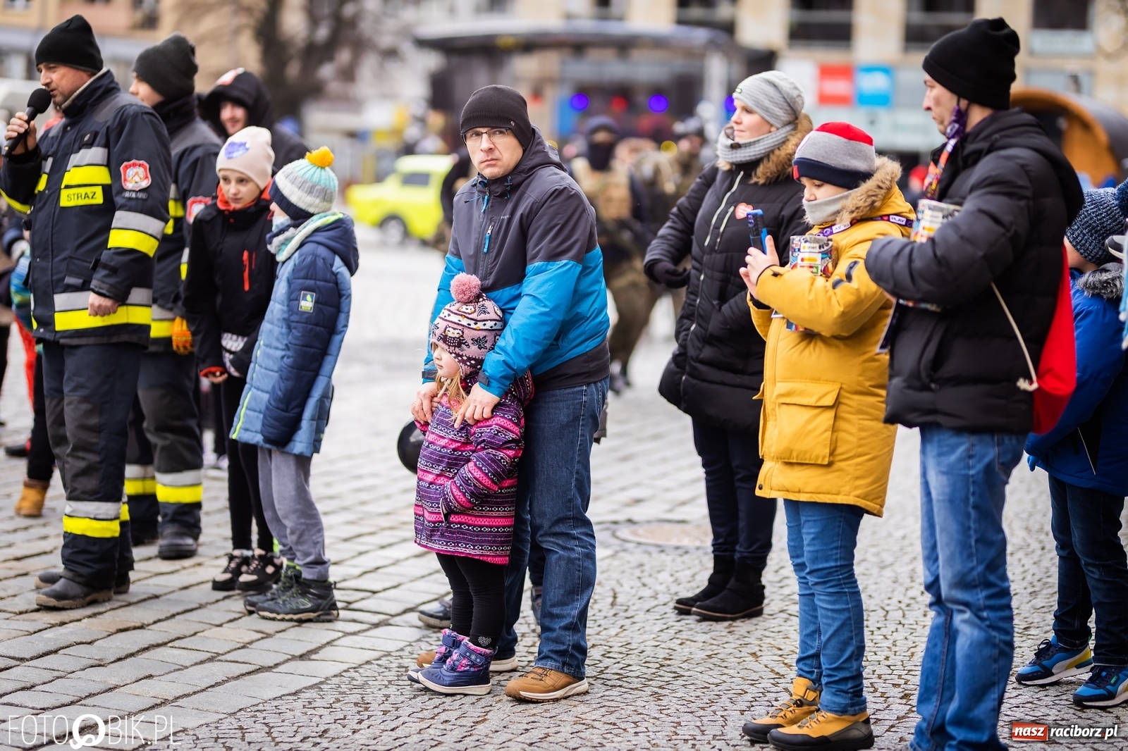 Zdjęcie w galerii na portalu naszraciborz.pl: Morsy, wojowie, strażacy, strzelcy i ciocia Klocia – 30. finał WOŚP na raciborskim Rynku wiadomości z regionu
