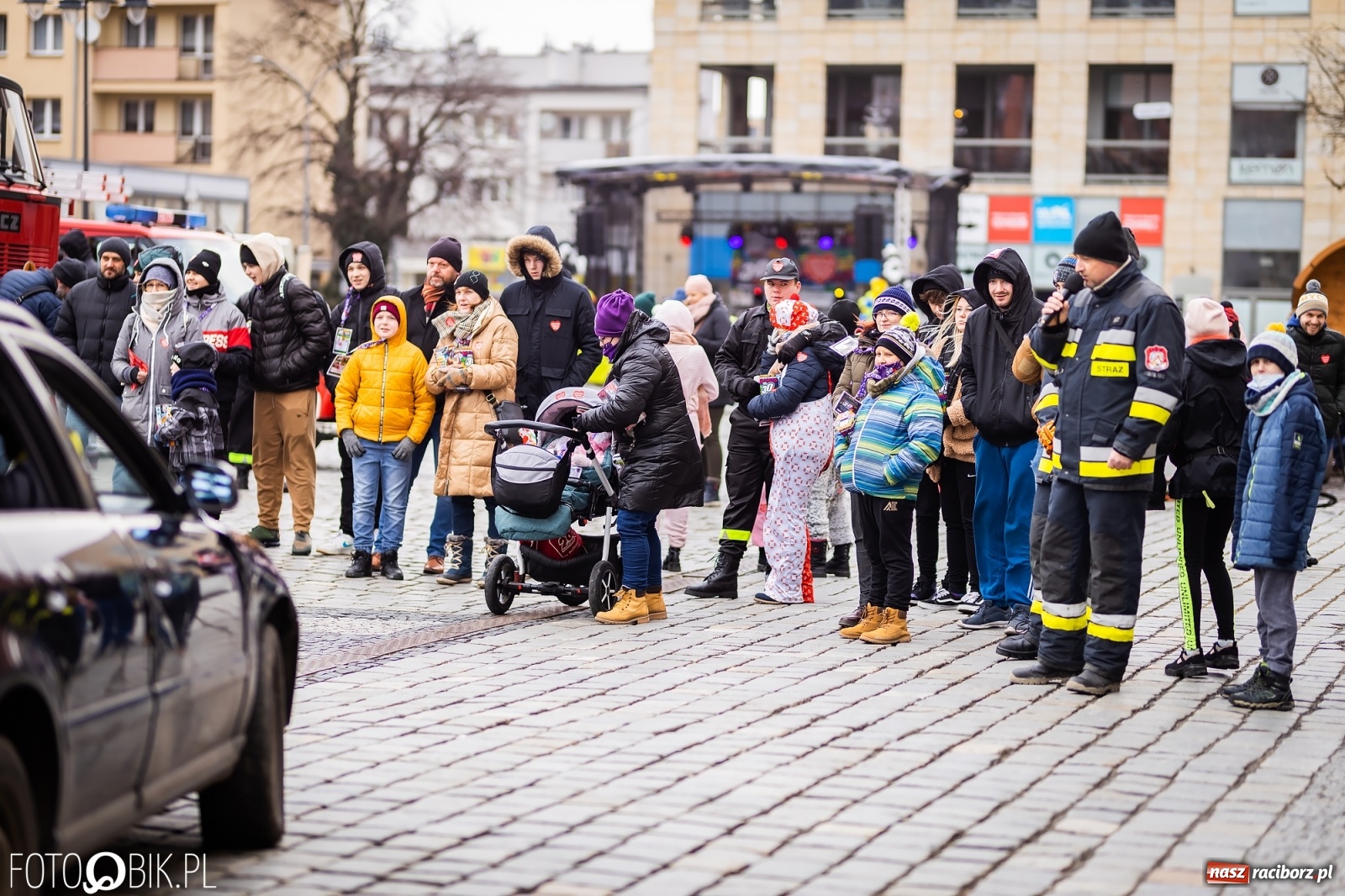 Zdjęcie w galerii na portalu naszraciborz.pl: Morsy, wojowie, strażacy, strzelcy i ciocia Klocia – 30. finał WOŚP na raciborskim Rynku wiadomości z regionu