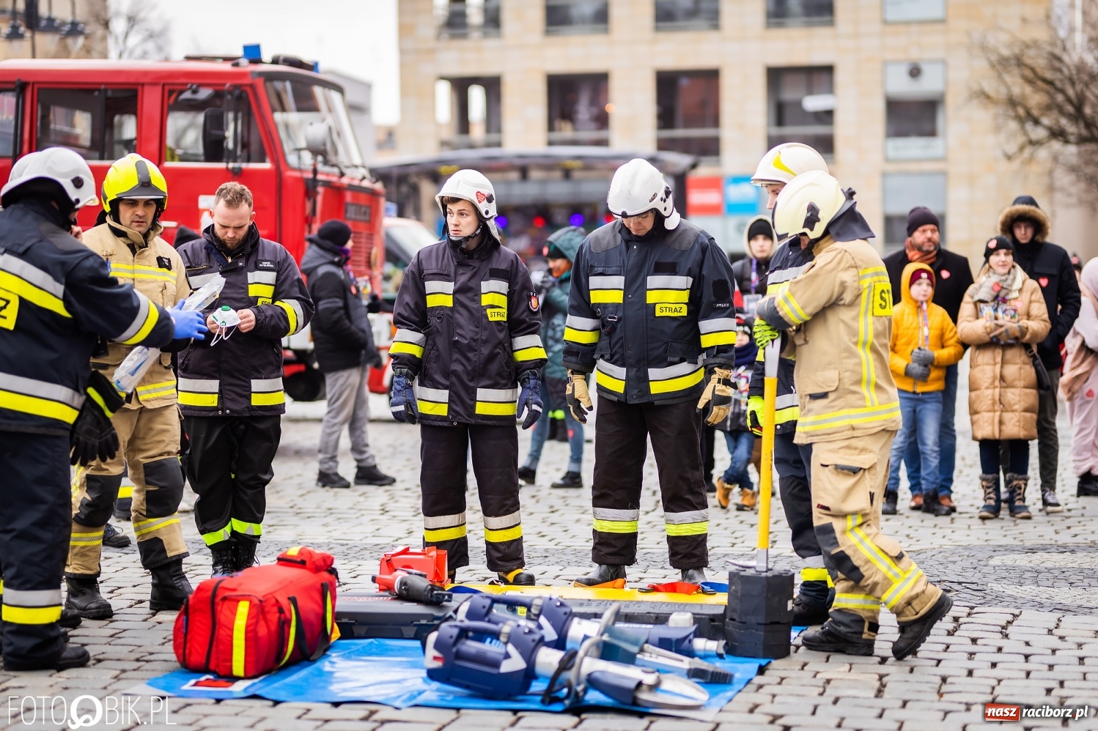 Zdjęcie w galerii na portalu naszraciborz.pl: Morsy, wojowie, strażacy, strzelcy i ciocia Klocia – 30. finał WOŚP na raciborskim Rynku wiadomości z regionu