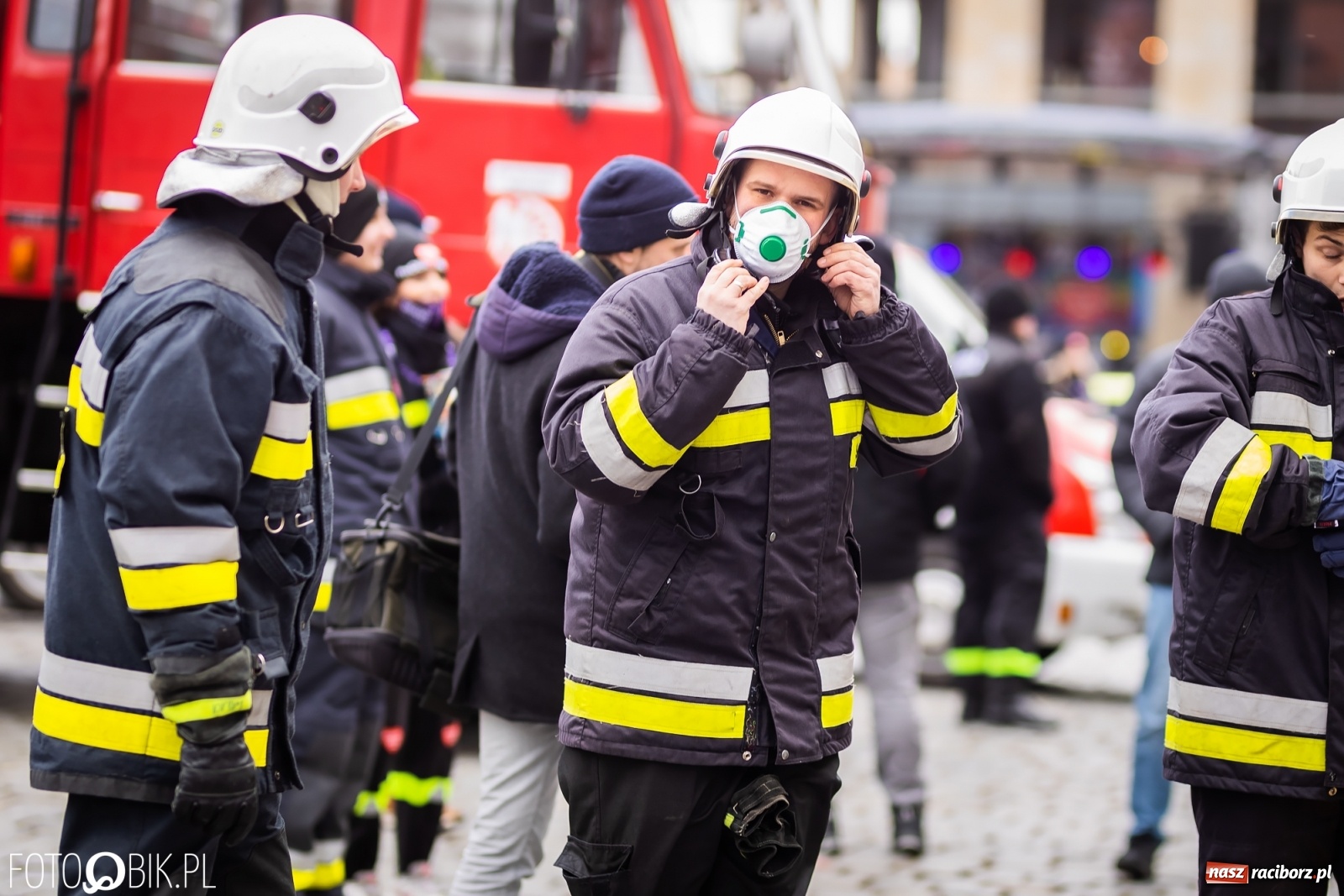 Zdjęcie w galerii na portalu naszraciborz.pl: Morsy, wojowie, strażacy, strzelcy i ciocia Klocia – 30. finał WOŚP na raciborskim Rynku wiadomości z regionu