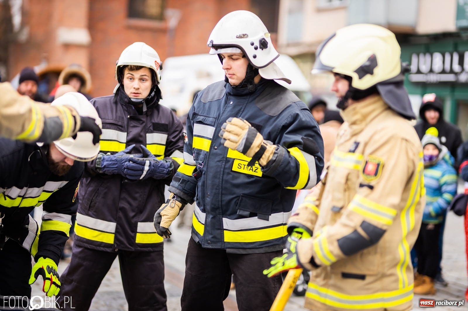Zdjęcie w galerii na portalu naszraciborz.pl: Morsy, wojowie, strażacy, strzelcy i ciocia Klocia – 30. finał WOŚP na raciborskim Rynku wiadomości z regionu