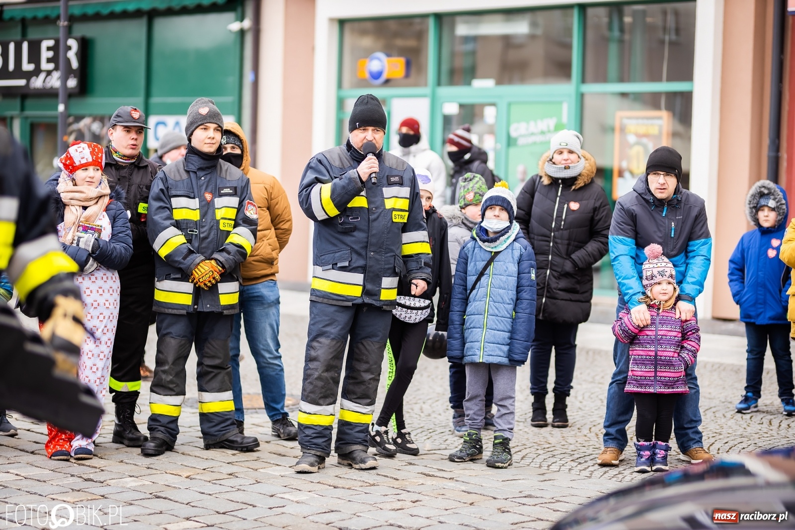 Zdjęcie w galerii na portalu naszraciborz.pl: Morsy, wojowie, strażacy, strzelcy i ciocia Klocia – 30. finał WOŚP na raciborskim Rynku wiadomości z regionu