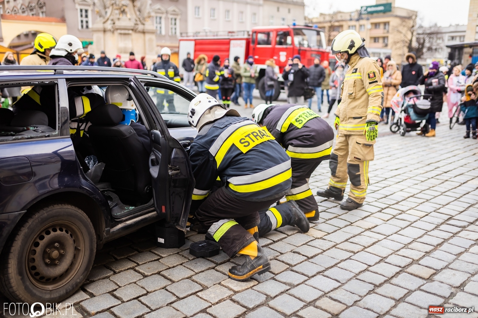 Zdjęcie w galerii na portalu naszraciborz.pl: Morsy, wojowie, strażacy, strzelcy i ciocia Klocia – 30. finał WOŚP na raciborskim Rynku wiadomości z regionu