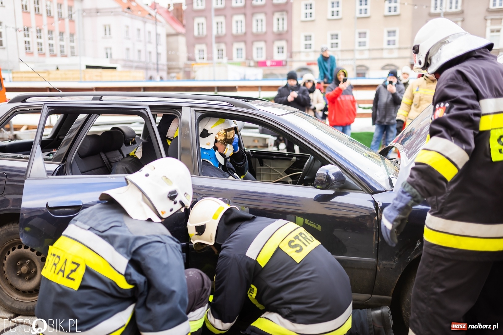 Zdjęcie w galerii na portalu naszraciborz.pl: Morsy, wojowie, strażacy, strzelcy i ciocia Klocia – 30. finał WOŚP na raciborskim Rynku wiadomości z regionu
