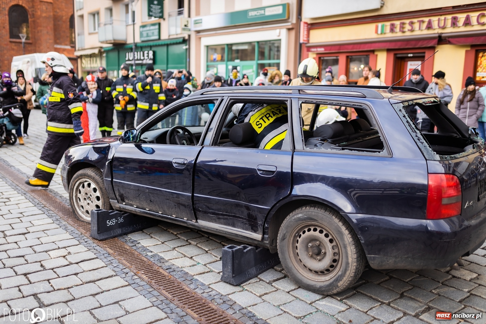 Zdjęcie w galerii na portalu naszraciborz.pl: Morsy, wojowie, strażacy, strzelcy i ciocia Klocia – 30. finał WOŚP na raciborskim Rynku wiadomości z regionu