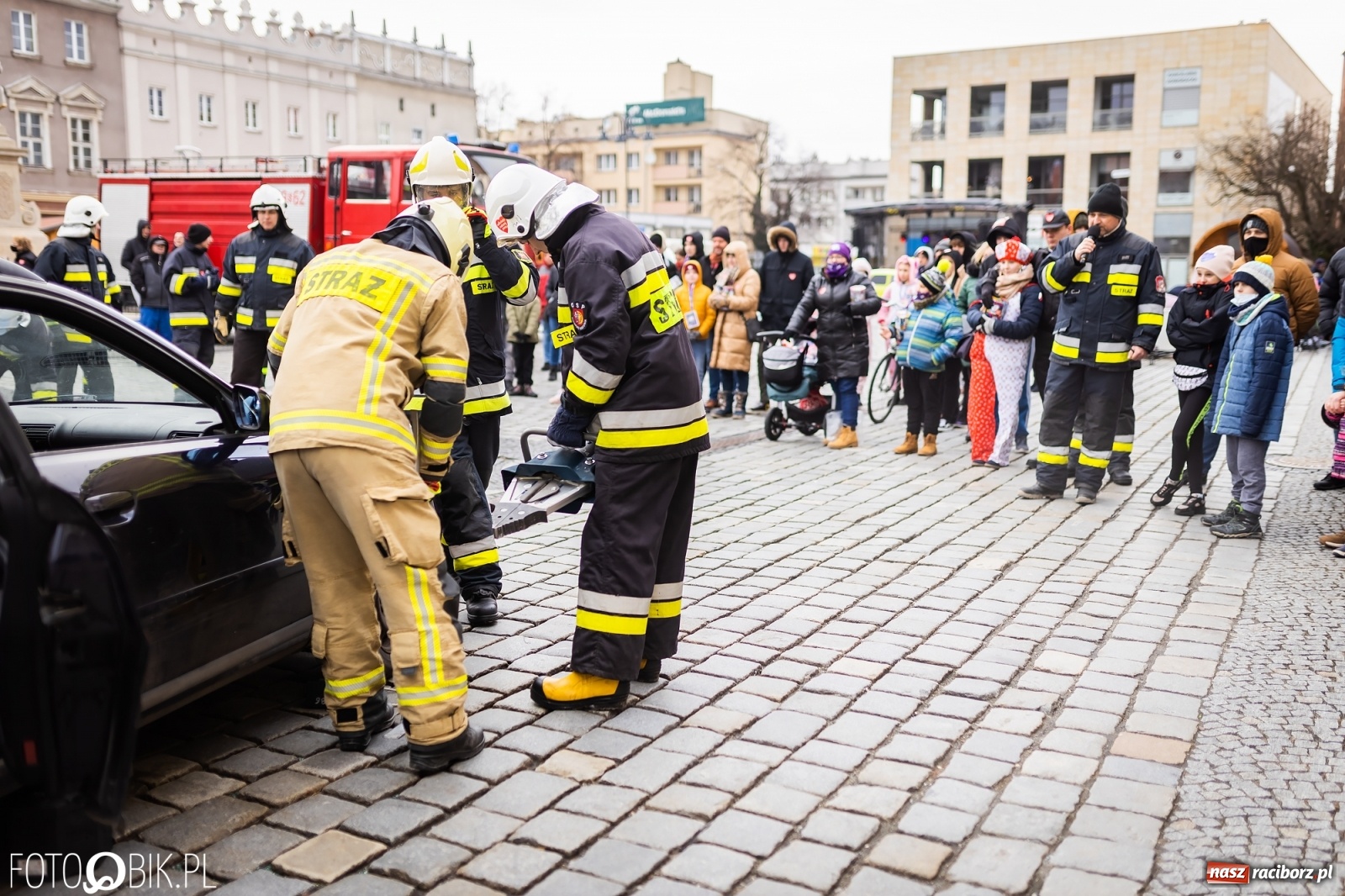 Zdjęcie w galerii na portalu naszraciborz.pl: Morsy, wojowie, strażacy, strzelcy i ciocia Klocia – 30. finał WOŚP na raciborskim Rynku wiadomości z regionu