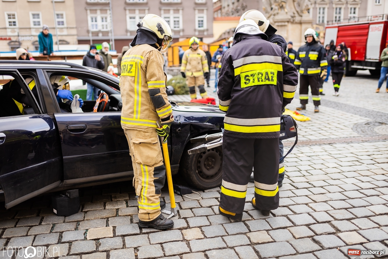 Zdjęcie w galerii na portalu naszraciborz.pl: Morsy, wojowie, strażacy, strzelcy i ciocia Klocia – 30. finał WOŚP na raciborskim Rynku wiadomości z regionu
