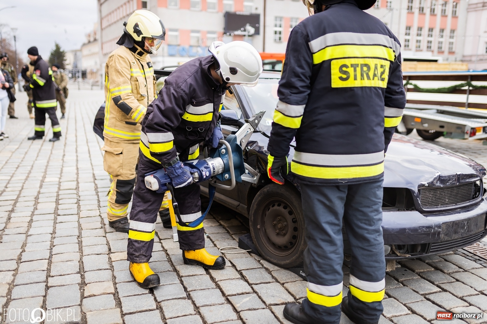 Zdjęcie w galerii na portalu naszraciborz.pl: Morsy, wojowie, strażacy, strzelcy i ciocia Klocia – 30. finał WOŚP na raciborskim Rynku wiadomości z regionu
