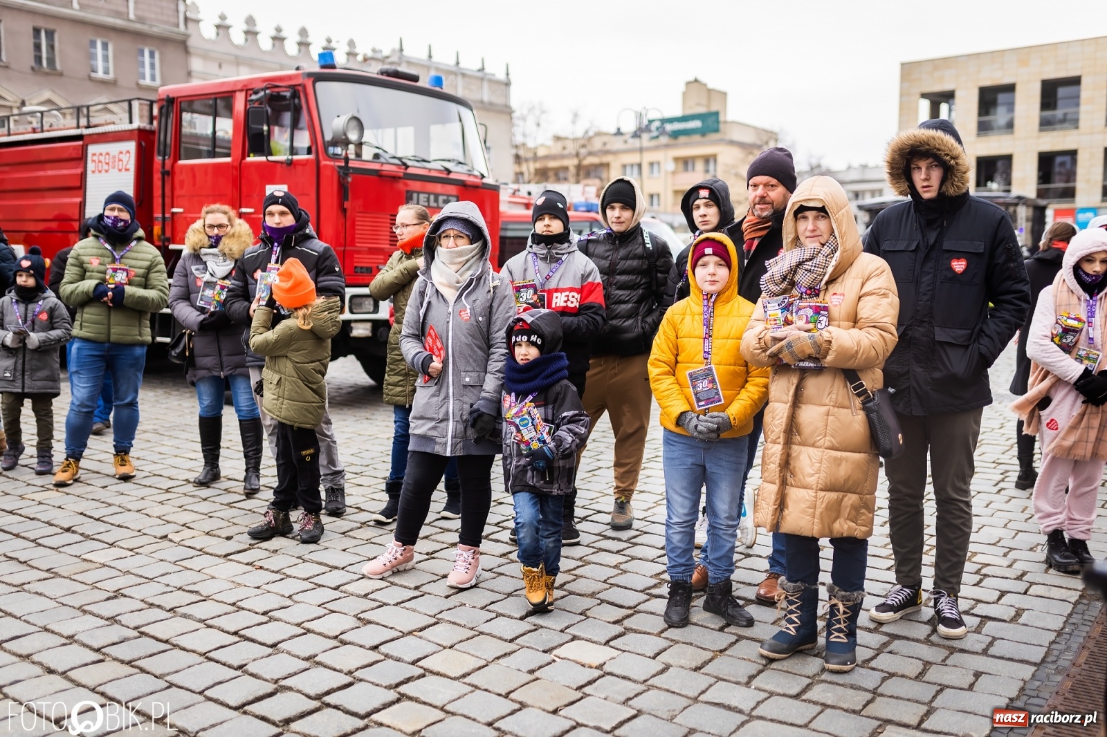 Zdjęcie w galerii na portalu naszraciborz.pl: Morsy, wojowie, strażacy, strzelcy i ciocia Klocia – 30. finał WOŚP na raciborskim Rynku wiadomości z regionu