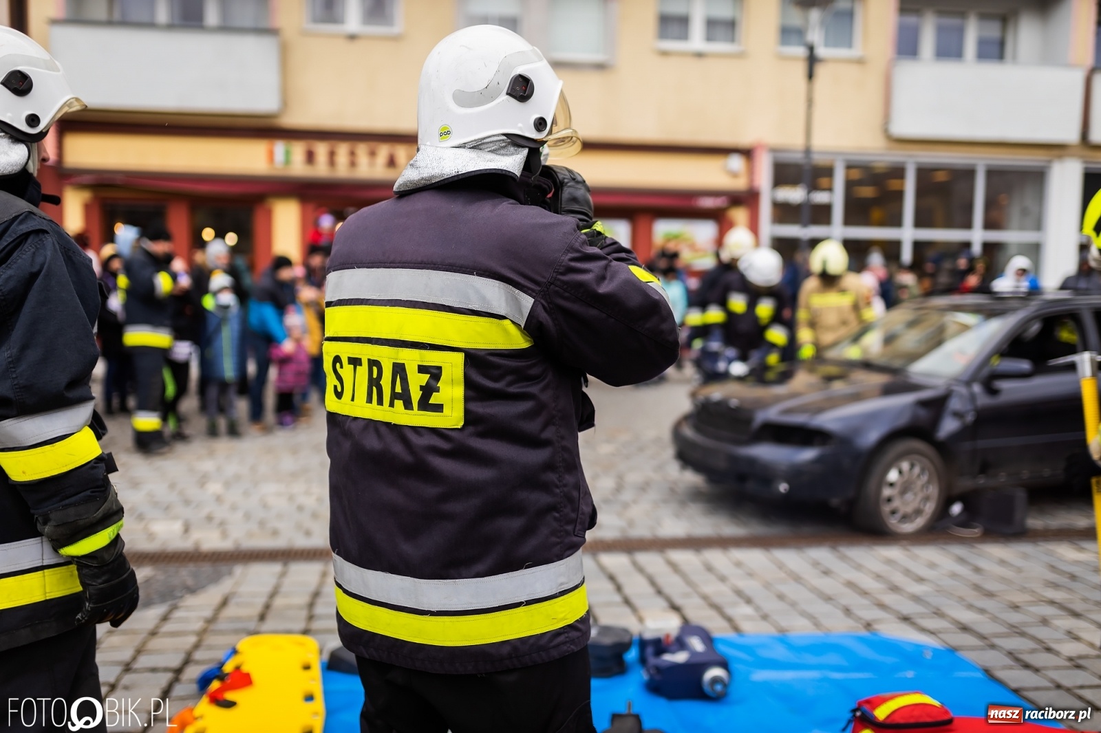 Zdjęcie w galerii na portalu naszraciborz.pl: Morsy, wojowie, strażacy, strzelcy i ciocia Klocia – 30. finał WOŚP na raciborskim Rynku wiadomości z regionu