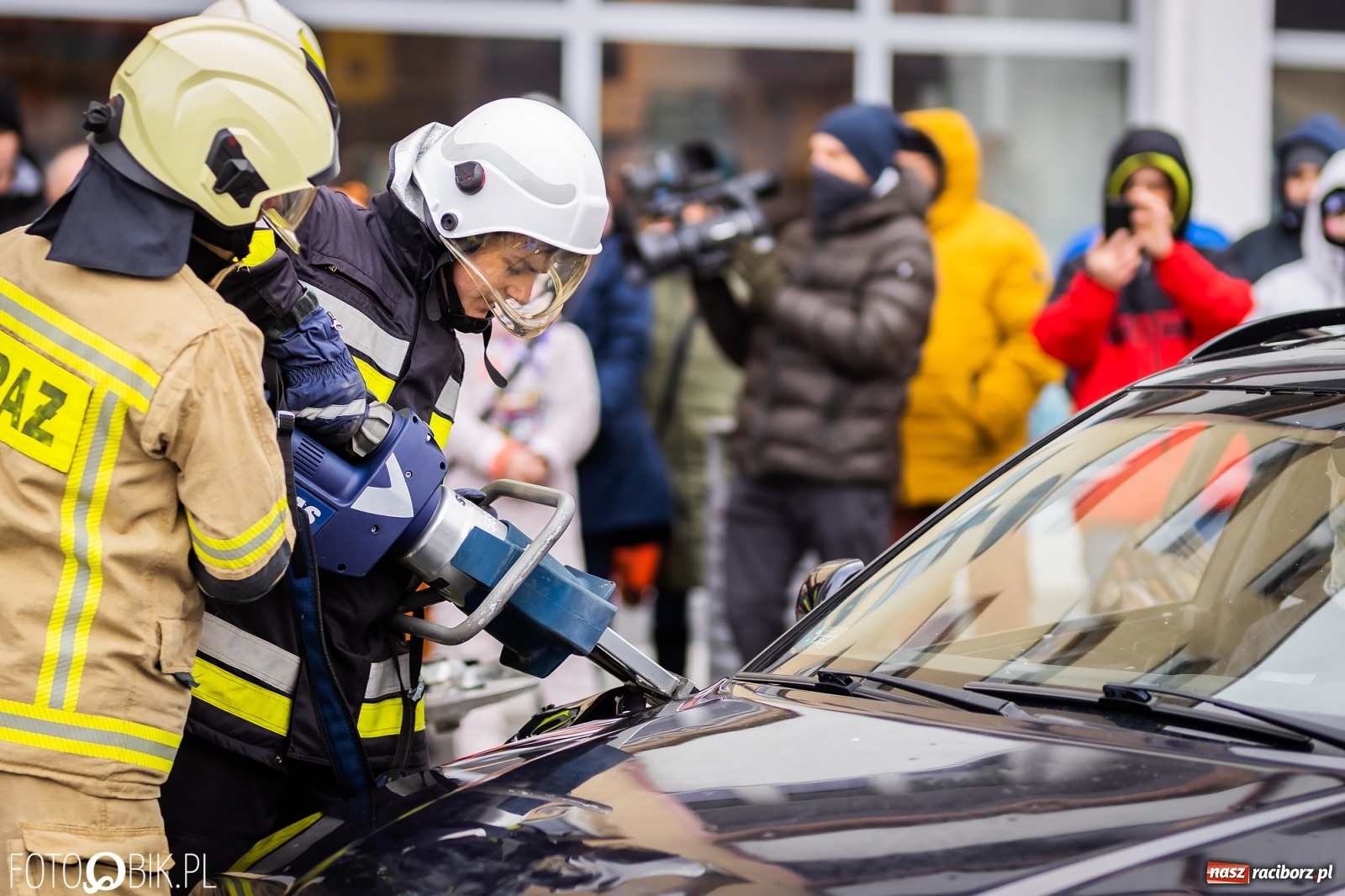 Zdjęcie w galerii na portalu naszraciborz.pl: Morsy, wojowie, strażacy, strzelcy i ciocia Klocia – 30. finał WOŚP na raciborskim Rynku wiadomości z regionu