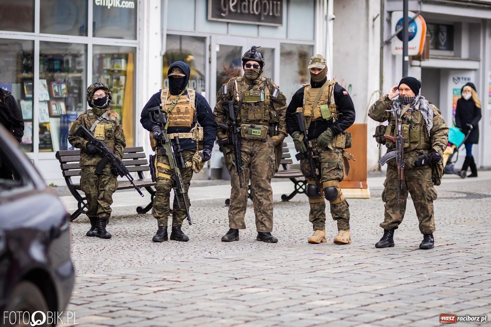 Zdjęcie w galerii na portalu naszraciborz.pl: Morsy, wojowie, strażacy, strzelcy i ciocia Klocia – 30. finał WOŚP na raciborskim Rynku wiadomości z regionu