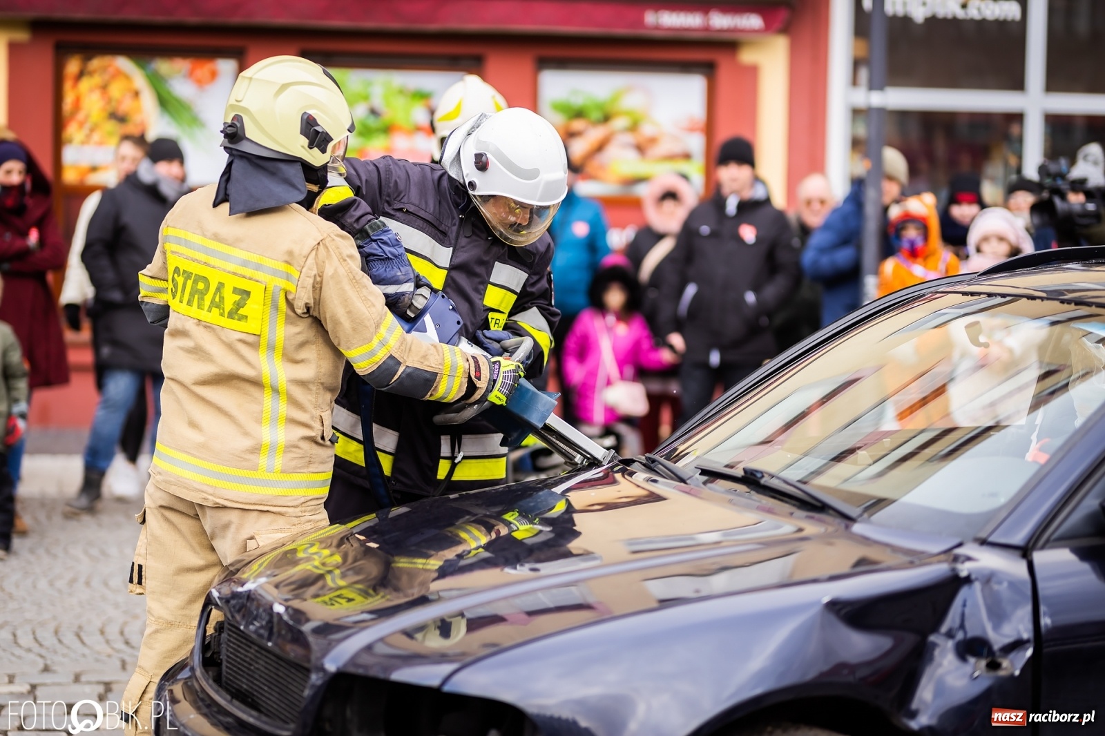 Zdjęcie w galerii na portalu naszraciborz.pl: Morsy, wojowie, strażacy, strzelcy i ciocia Klocia – 30. finał WOŚP na raciborskim Rynku wiadomości z regionu