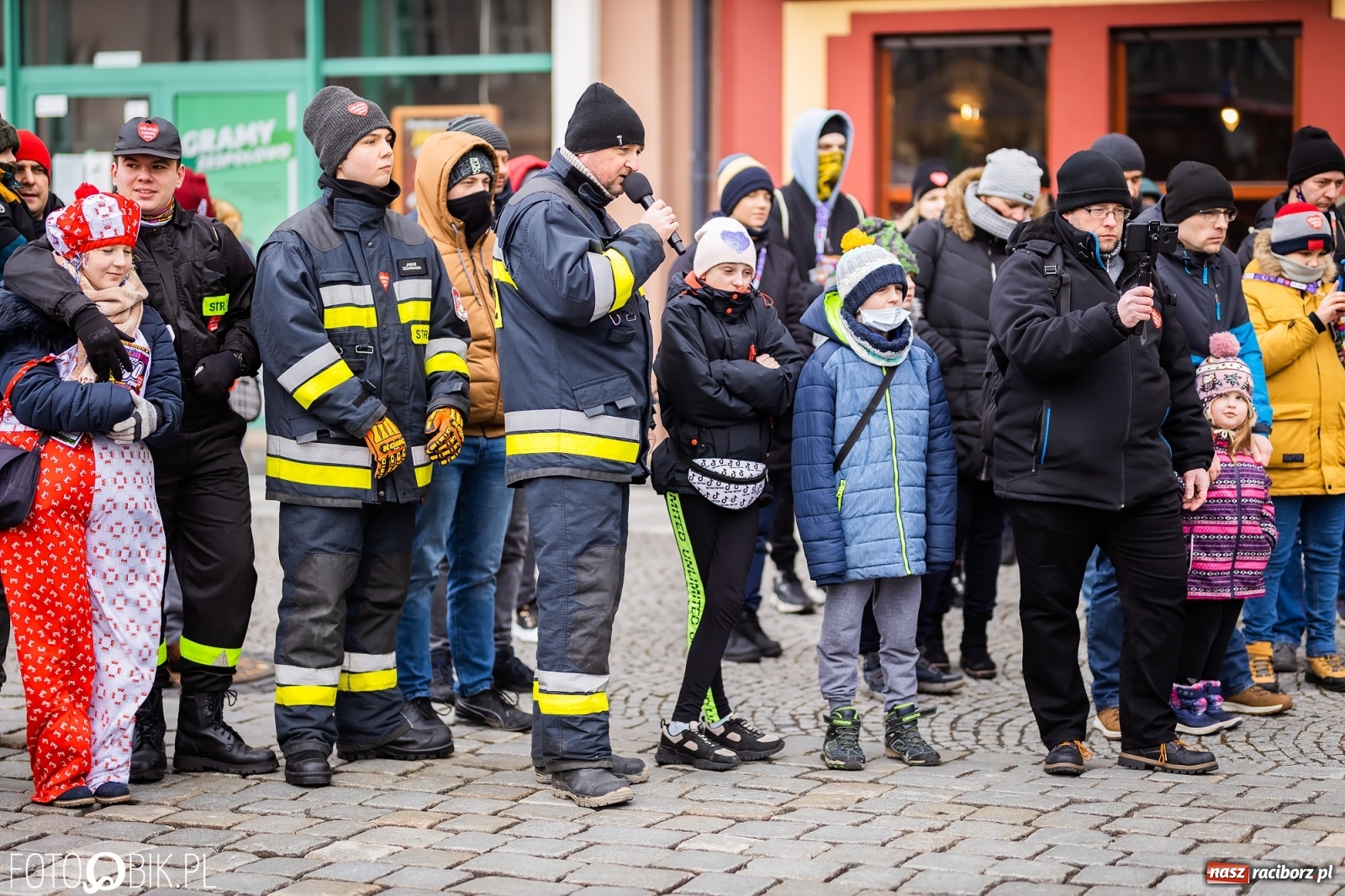 Zdjęcie w galerii na portalu naszraciborz.pl: Morsy, wojowie, strażacy, strzelcy i ciocia Klocia – 30. finał WOŚP na raciborskim Rynku wiadomości z regionu