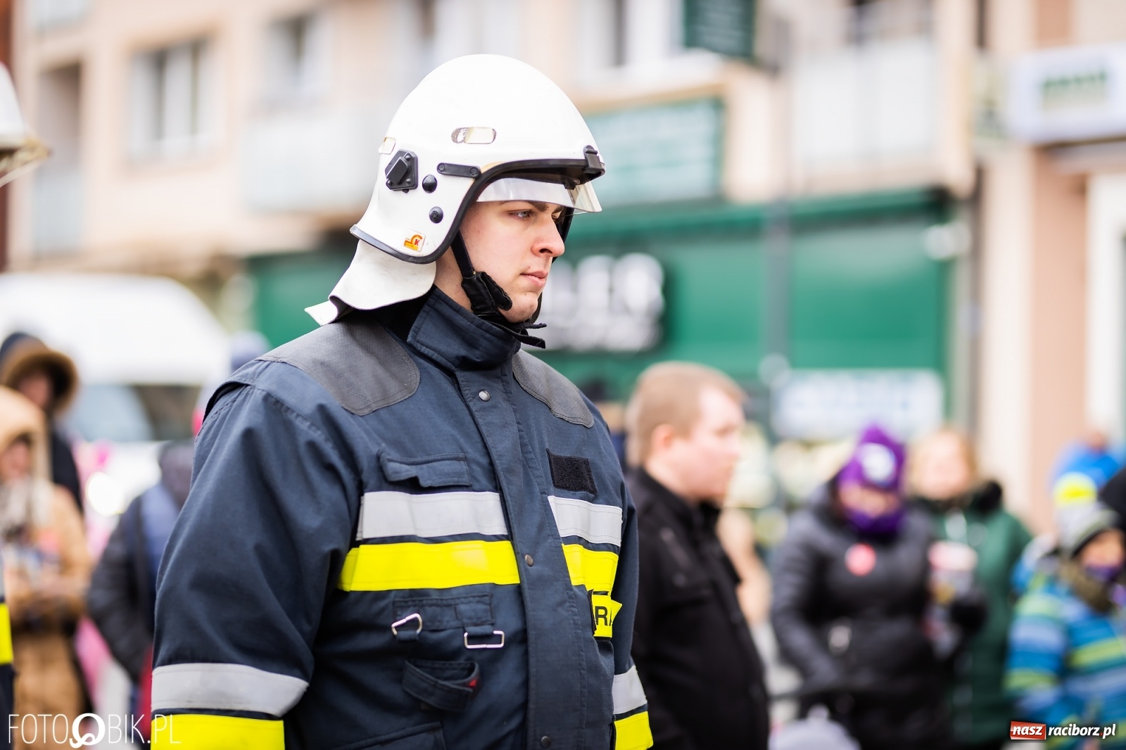 Zdjęcie w galerii na portalu naszraciborz.pl: Morsy, wojowie, strażacy, strzelcy i ciocia Klocia – 30. finał WOŚP na raciborskim Rynku wiadomości z regionu