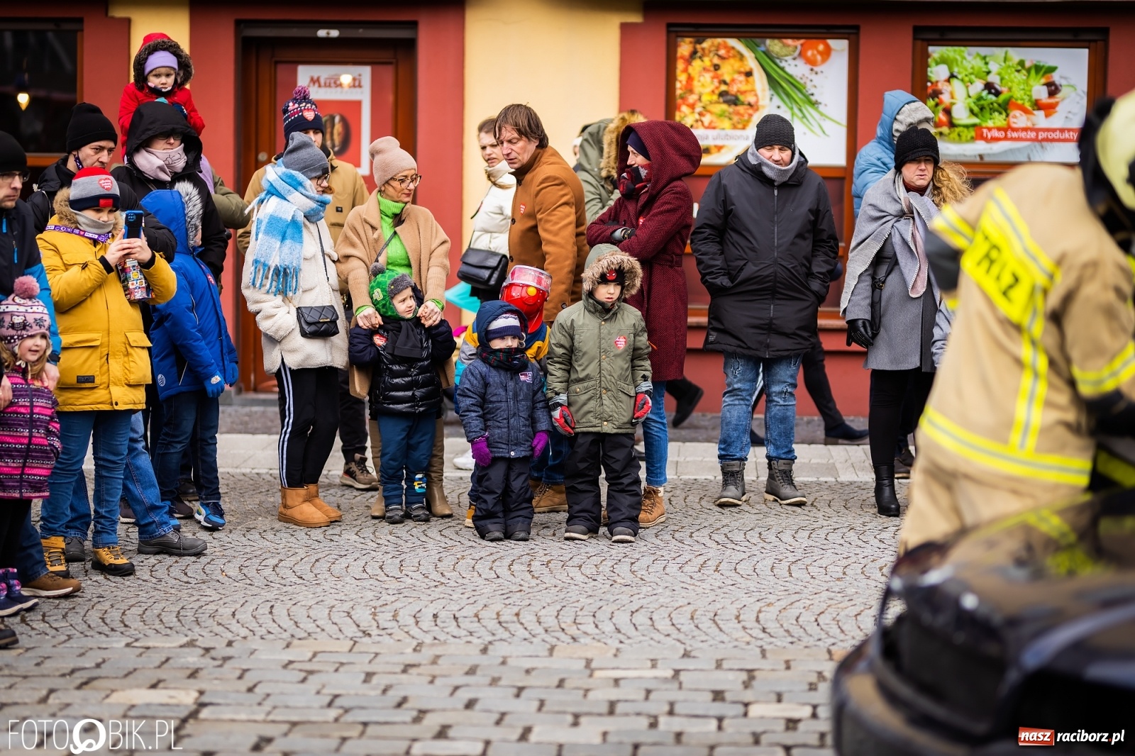 Zdjęcie w galerii na portalu naszraciborz.pl: Morsy, wojowie, strażacy, strzelcy i ciocia Klocia – 30. finał WOŚP na raciborskim Rynku wiadomości z regionu