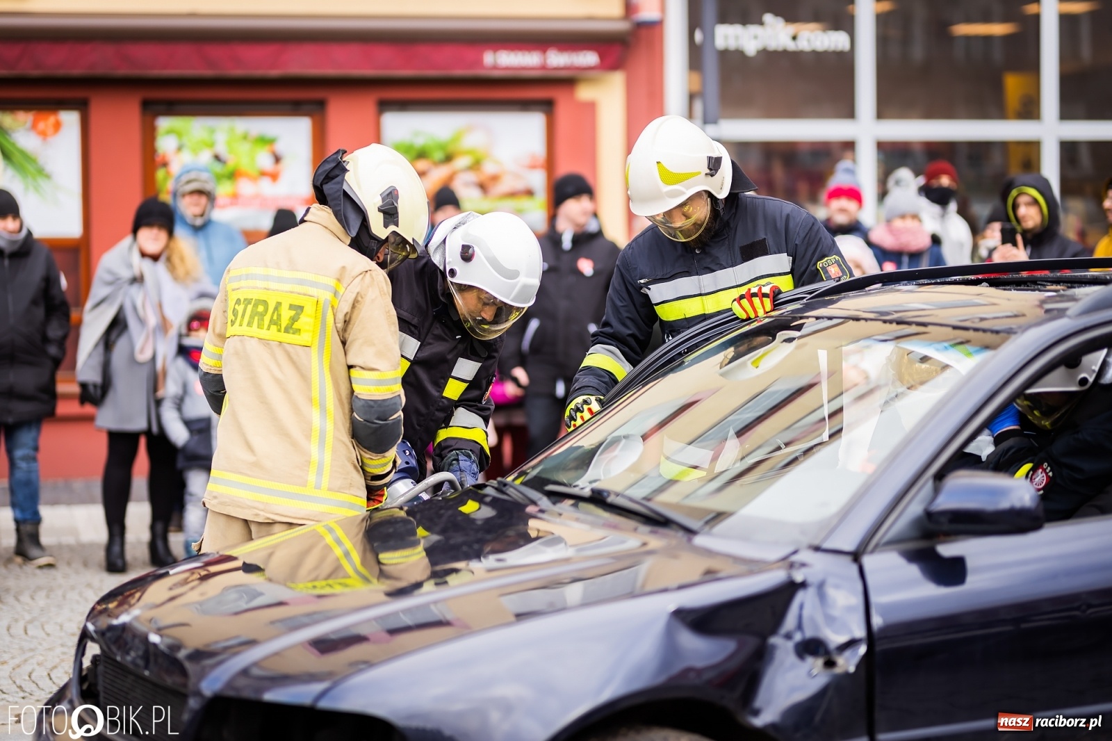 Zdjęcie w galerii na portalu naszraciborz.pl: Morsy, wojowie, strażacy, strzelcy i ciocia Klocia – 30. finał WOŚP na raciborskim Rynku wiadomości z regionu