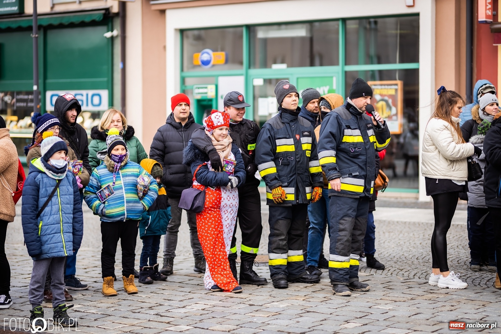 Zdjęcie w galerii na portalu naszraciborz.pl: Morsy, wojowie, strażacy, strzelcy i ciocia Klocia – 30. finał WOŚP na raciborskim Rynku wiadomości z regionu