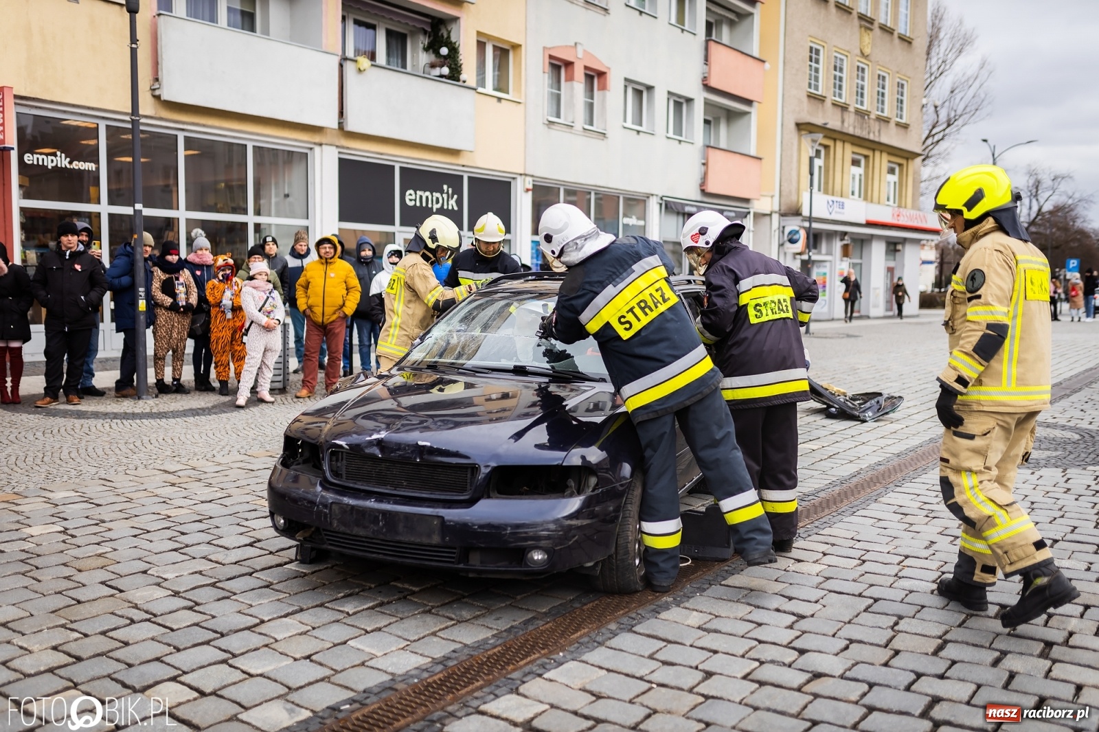 Zdjęcie w galerii na portalu naszraciborz.pl: Morsy, wojowie, strażacy, strzelcy i ciocia Klocia – 30. finał WOŚP na raciborskim Rynku wiadomości z regionu
