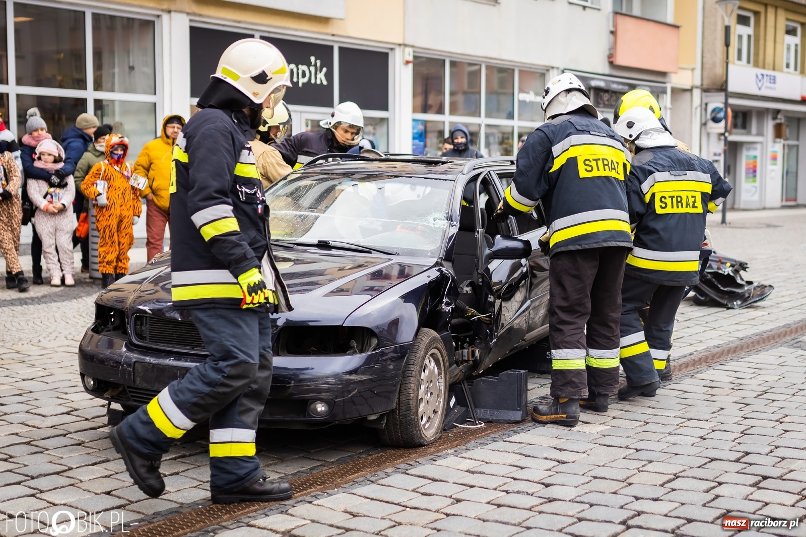 Zdjęcie w galerii na portalu naszraciborz.pl: Morsy, wojowie, strażacy, strzelcy i ciocia Klocia – 30. finał WOŚP na raciborskim Rynku wiadomości z regionu