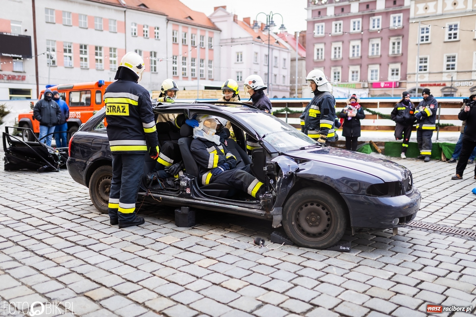 Zdjęcie w galerii na portalu naszraciborz.pl: Morsy, wojowie, strażacy, strzelcy i ciocia Klocia – 30. finał WOŚP na raciborskim Rynku wiadomości z regionu