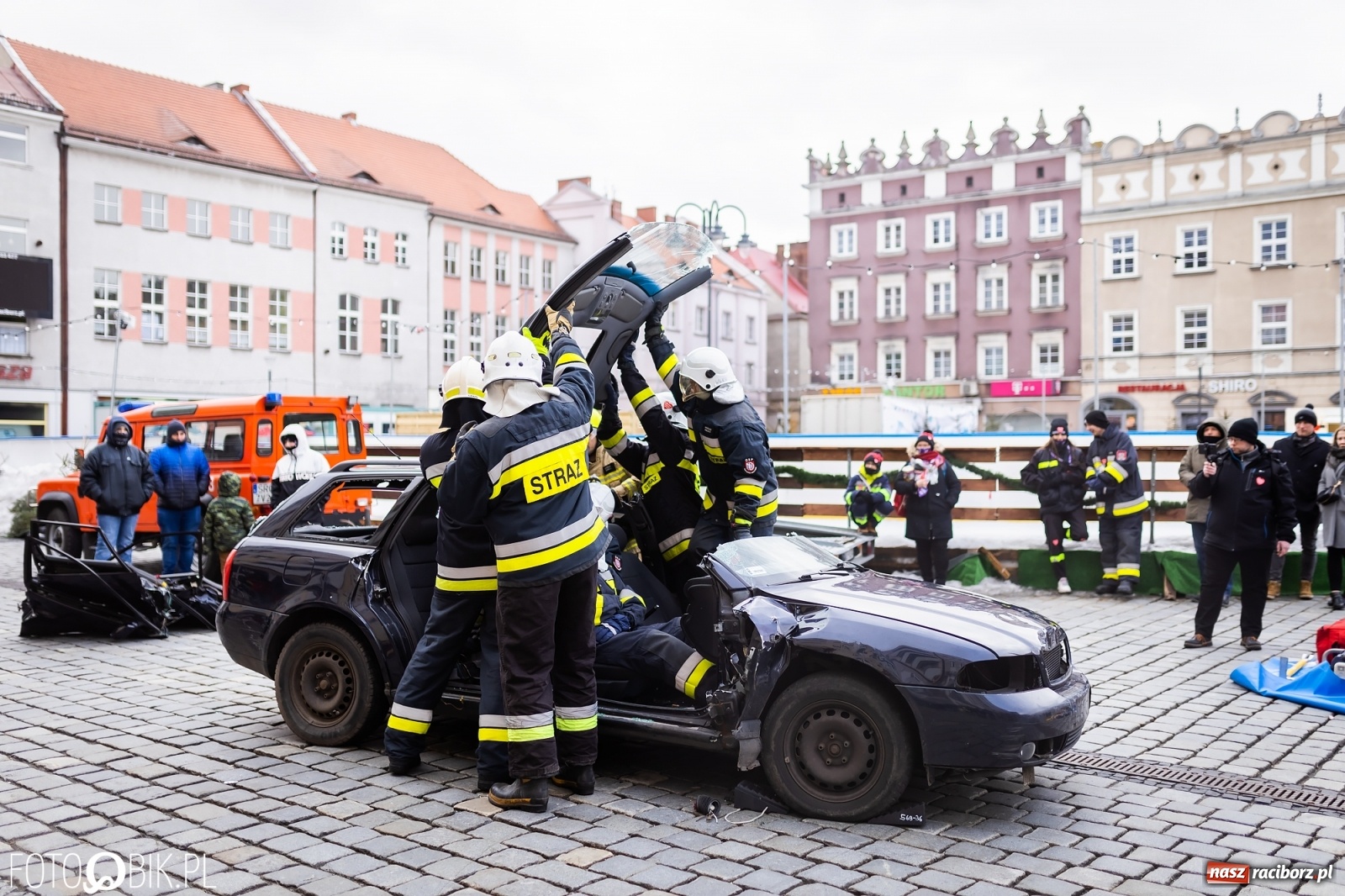 Zdjęcie w galerii na portalu naszraciborz.pl: Morsy, wojowie, strażacy, strzelcy i ciocia Klocia – 30. finał WOŚP na raciborskim Rynku wiadomości z regionu