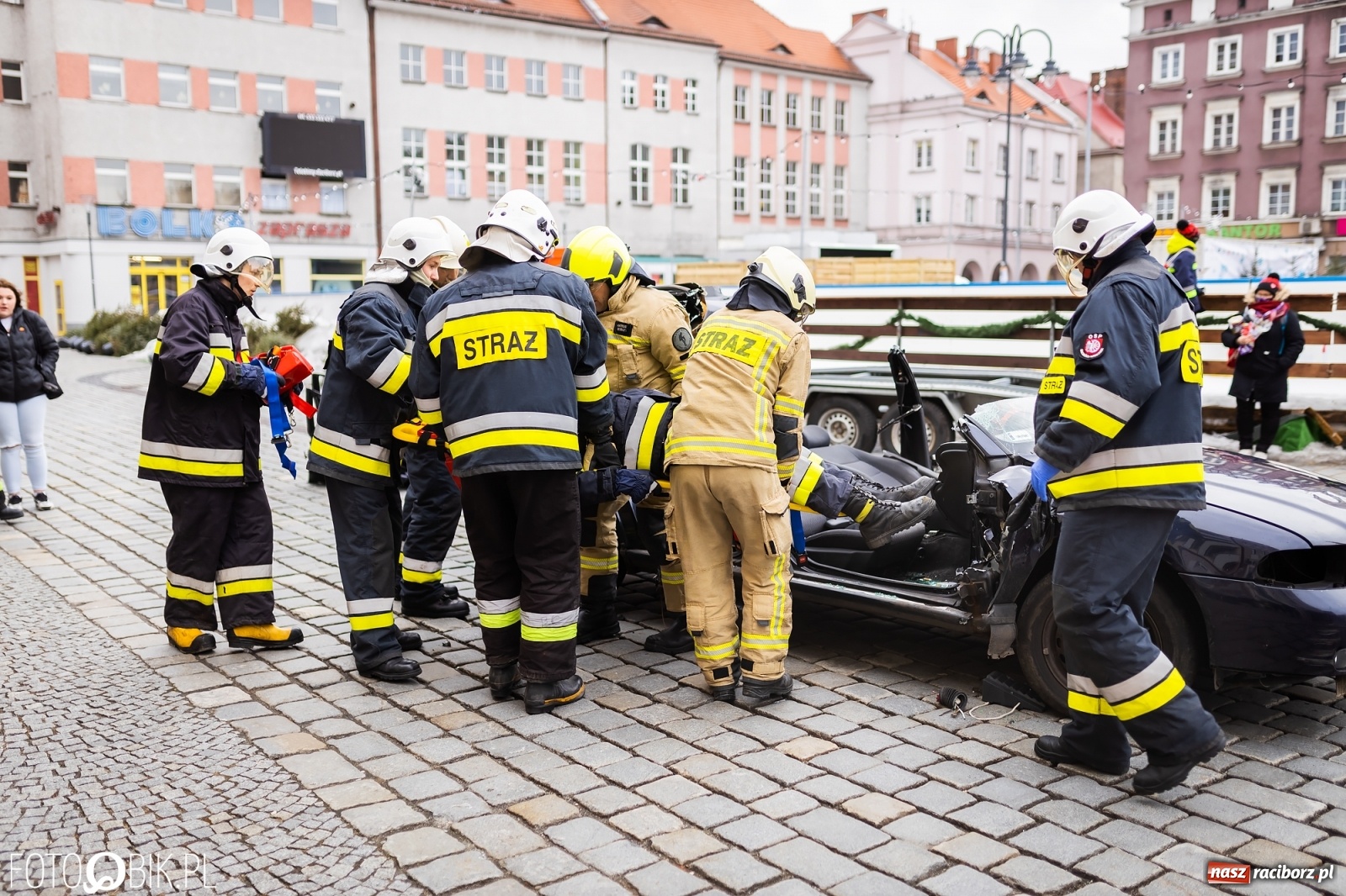 Zdjęcie w galerii na portalu naszraciborz.pl: Morsy, wojowie, strażacy, strzelcy i ciocia Klocia – 30. finał WOŚP na raciborskim Rynku wiadomości z regionu