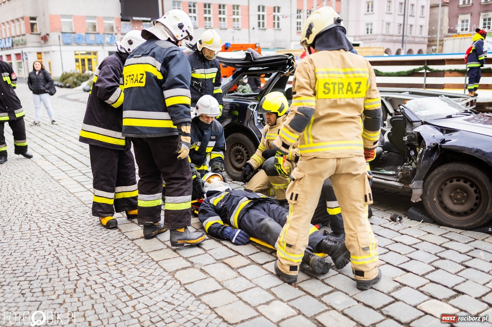 Zdjęcie w galerii na portalu naszraciborz.pl: Morsy, wojowie, strażacy, strzelcy i ciocia Klocia – 30. finał WOŚP na raciborskim Rynku wiadomości z regionu