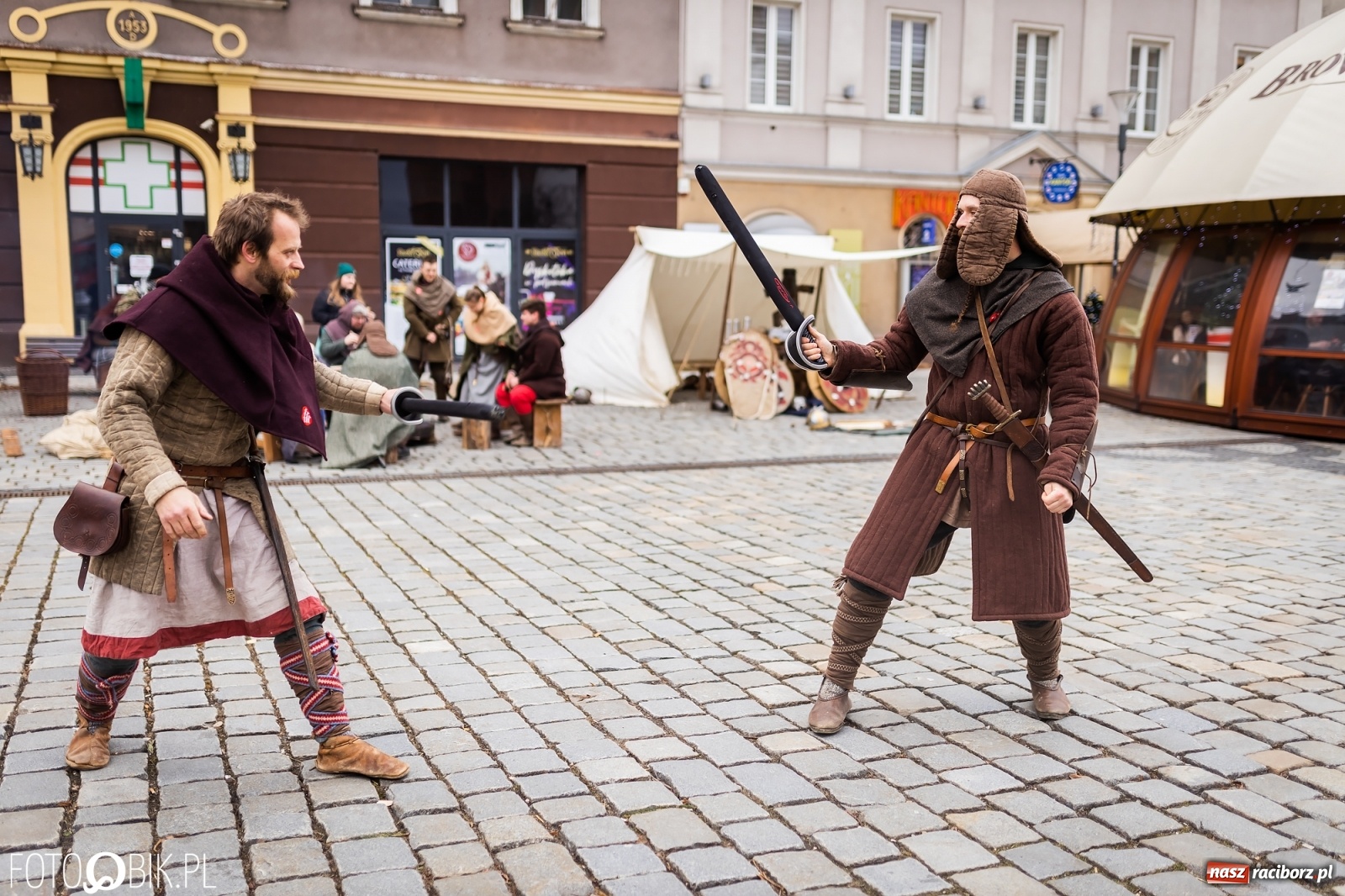 Zdjęcie w galerii na portalu naszraciborz.pl: Morsy, wojowie, strażacy, strzelcy i ciocia Klocia – 30. finał WOŚP na raciborskim Rynku wiadomości z regionu