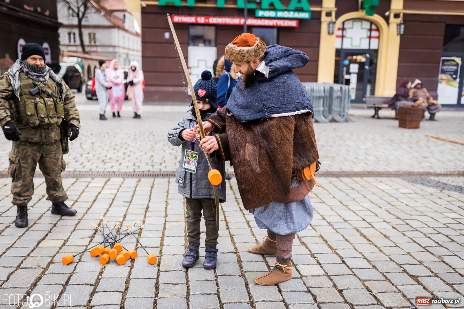 Zdjęcie w galerii na portalu naszraciborz.pl: Morsy, wojowie, strażacy, strzelcy i ciocia Klocia – 30. finał WOŚP na raciborskim Rynku wiadomości z regionu