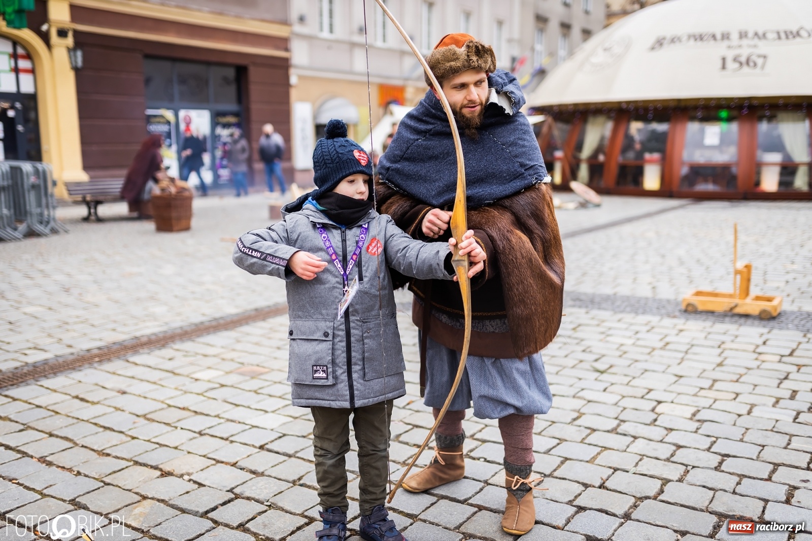 Zdjęcie w galerii na portalu naszraciborz.pl: Morsy, wojowie, strażacy, strzelcy i ciocia Klocia – 30. finał WOŚP na raciborskim Rynku wiadomości z regionu