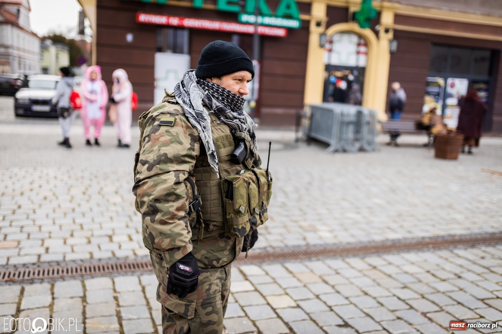 Zdjęcie w galerii na portalu naszraciborz.pl: Morsy, wojowie, strażacy, strzelcy i ciocia Klocia – 30. finał WOŚP na raciborskim Rynku wiadomości z regionu