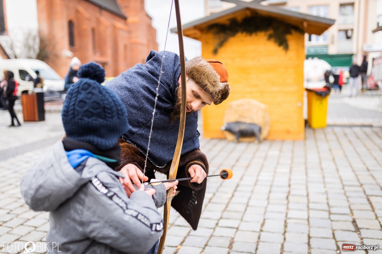 Zdjęcie w galerii na portalu naszraciborz.pl: Morsy, wojowie, strażacy, strzelcy i ciocia Klocia – 30. finał WOŚP na raciborskim Rynku wiadomości z regionu