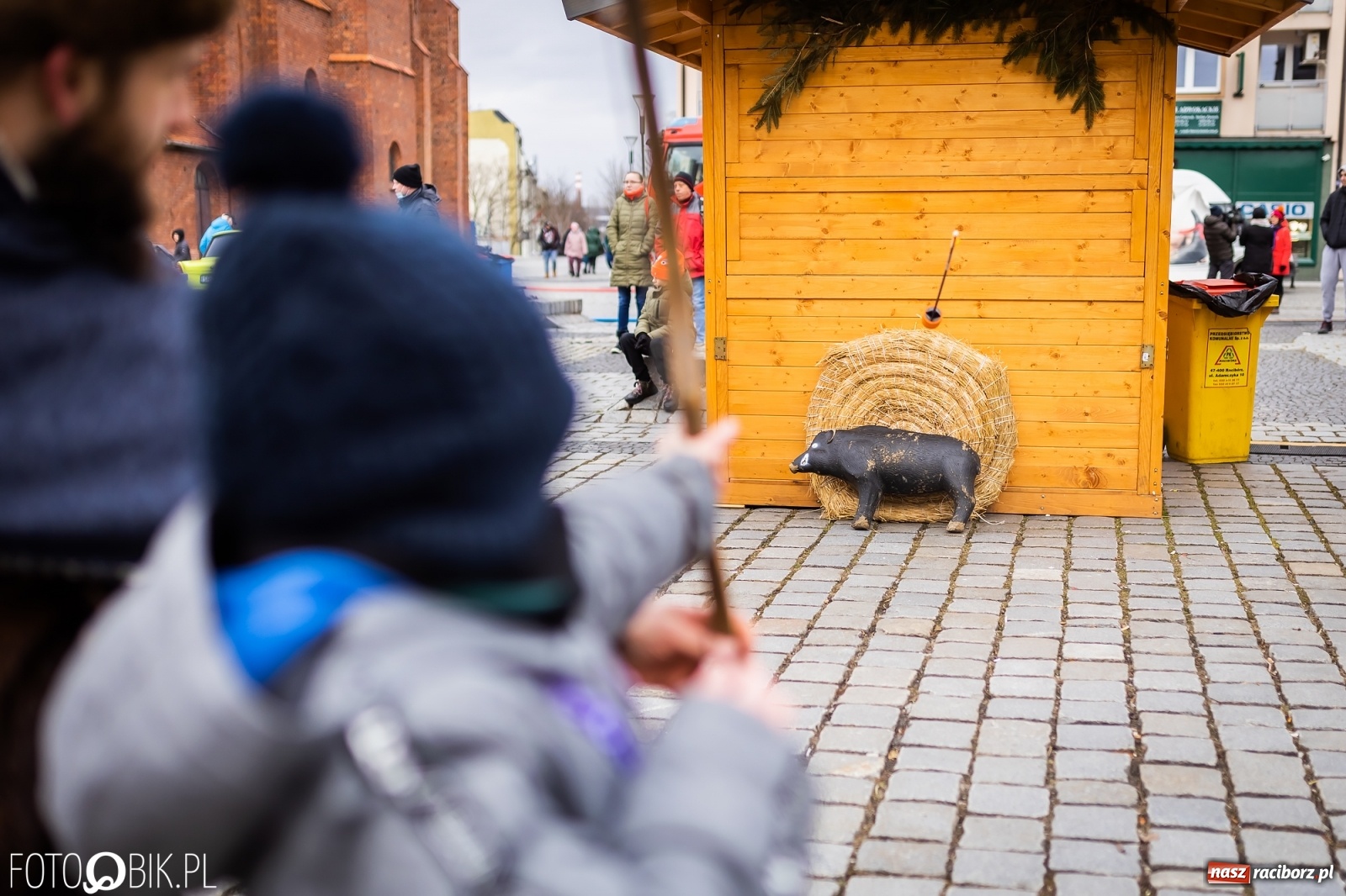 Zdjęcie w galerii na portalu naszraciborz.pl: Morsy, wojowie, strażacy, strzelcy i ciocia Klocia – 30. finał WOŚP na raciborskim Rynku wiadomości z regionu