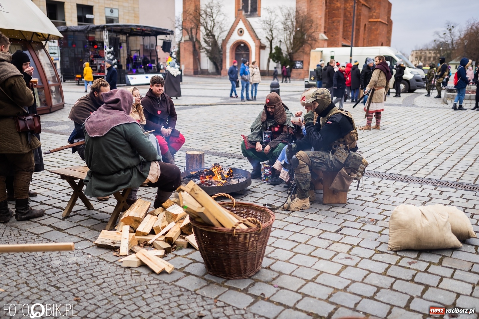 Zdjęcie w galerii na portalu naszraciborz.pl: Morsy, wojowie, strażacy, strzelcy i ciocia Klocia – 30. finał WOŚP na raciborskim Rynku wiadomości z regionu