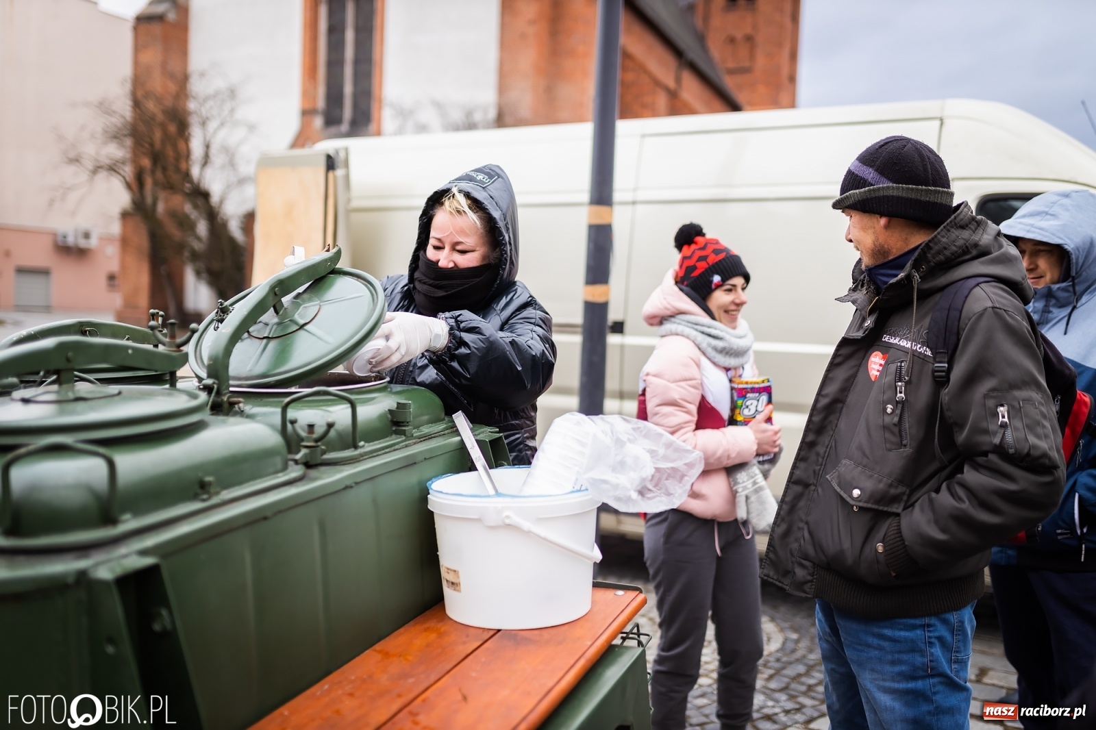 Zdjęcie w galerii na portalu naszraciborz.pl: Morsy, wojowie, strażacy, strzelcy i ciocia Klocia – 30. finał WOŚP na raciborskim Rynku wiadomości z regionu