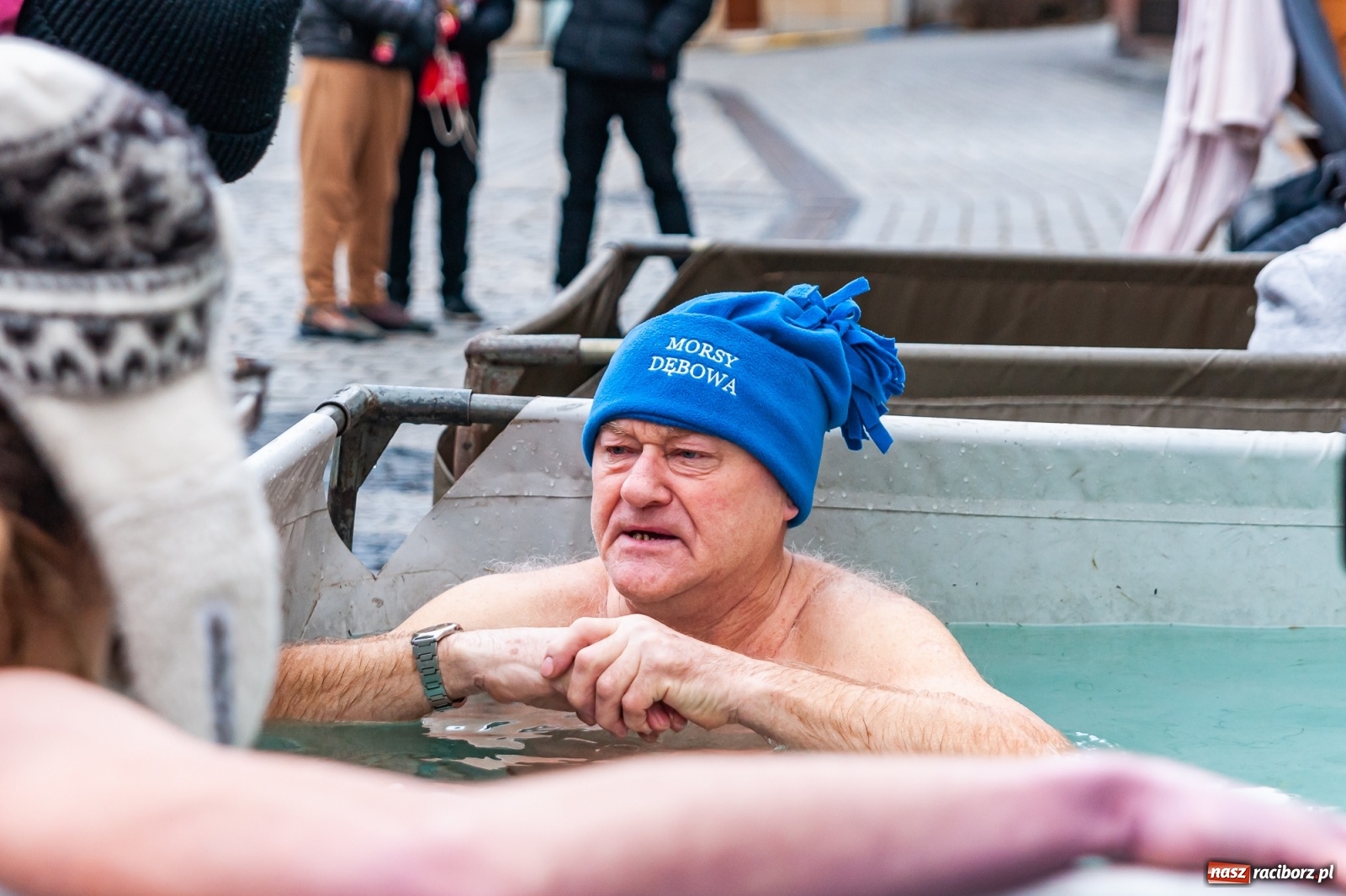 Zdjęcie w galerii na portalu naszraciborz.pl: Morsy, wojowie, strażacy, strzelcy i ciocia Klocia – 30. finał WOŚP na raciborskim Rynku wiadomości z regionu